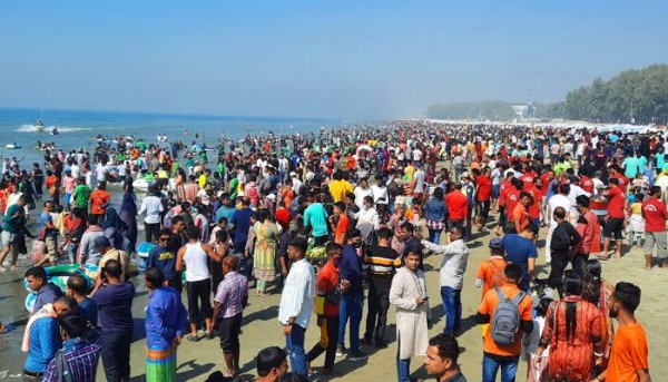 টানা ছুটিতে কক্সবাজারে পর্যটকের ভীড়; সেবার মান নিয়ে প্রশ্ন!