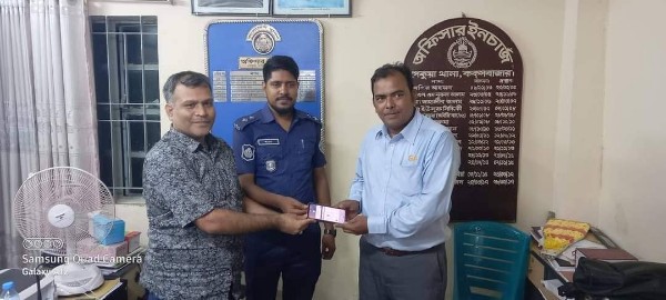 হারানো মোবাইল উদ্ধার করে মালিকের হাতে তুলে দিলেন পেকুয়া থানার ওসি ফরহাদ