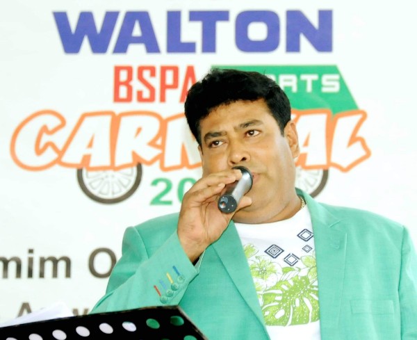 গান গেয়ে মঞ্চ মাতালেন ডন