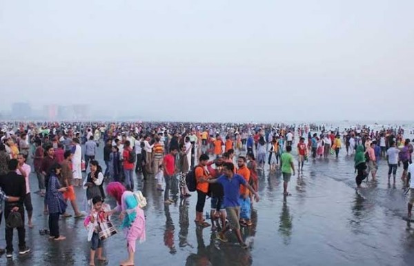 কক্সবাজার সৈকতে লাখো পর্যটকের ঢল