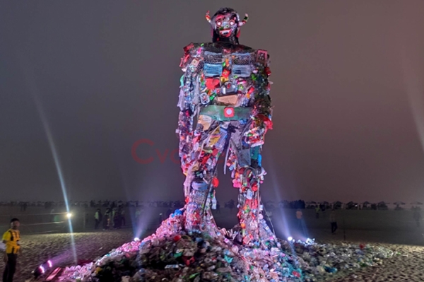 কক্সবাজার সৈকতে এশিয়ার বৃহৎ ‘বর্জ্য দৈত্য’