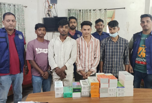 রামুতে মিয়ানমার পাচারের সময় ২৫টি মোবাইল ফোন জব্দ, আটক ৪